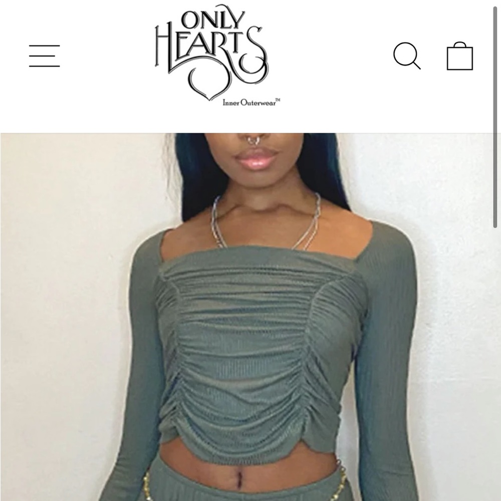 Feather weight rib gathered tee in black, Large